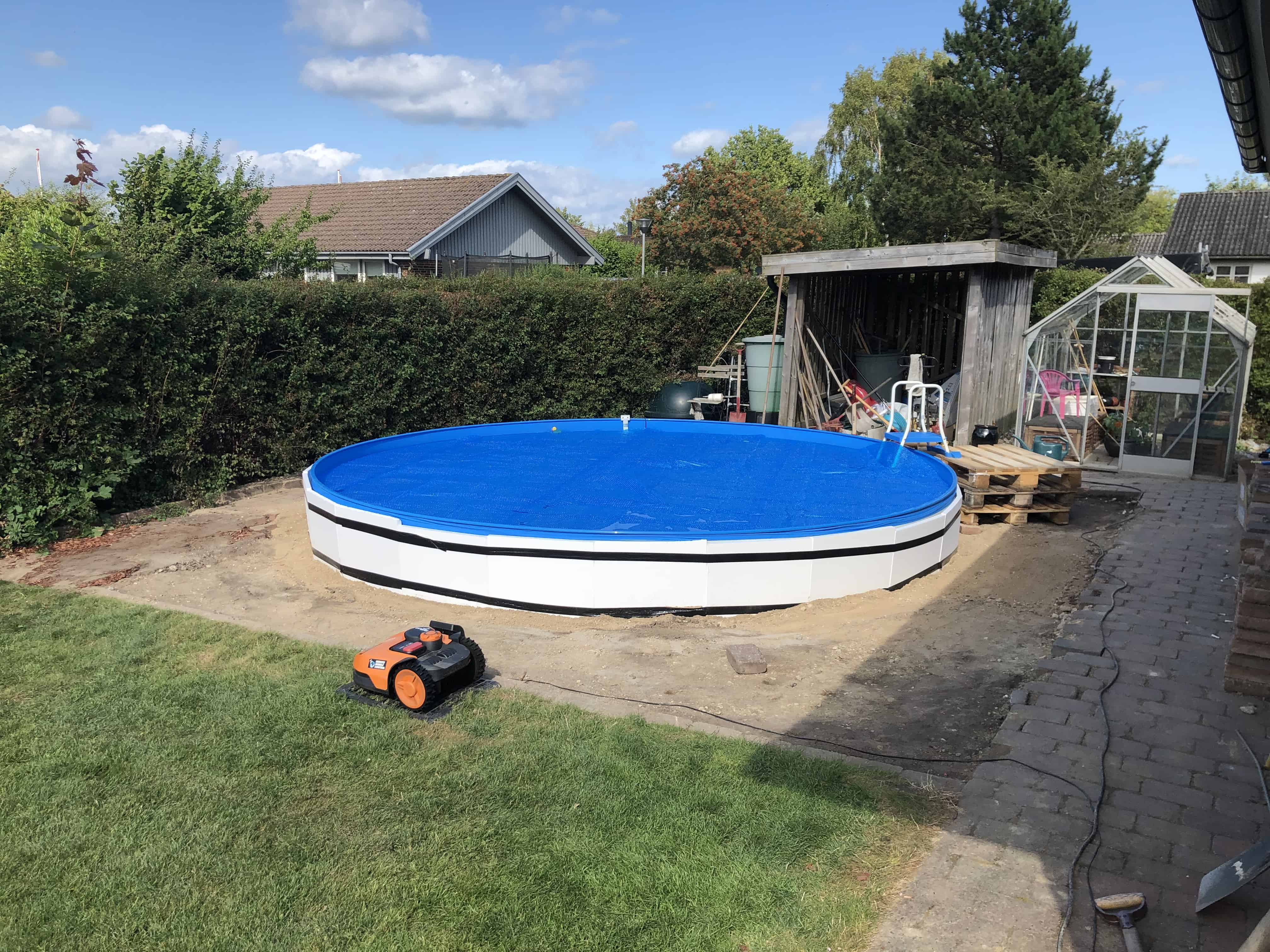 , Swimmingpool – Delvist nedgravet pool med terrasse/tagdæk på budget